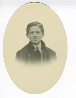 portrait photographique en buste de Jean-Marie Gevaert, le fils de Madeleine Maus