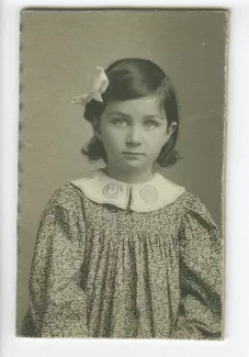 portrait photographique en buste d'Andrée Mayrisch enfant