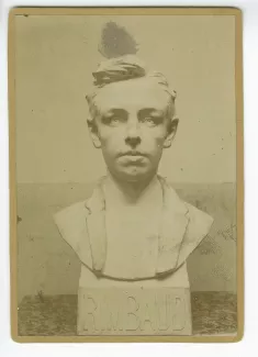 photographie du buste sculpté d'Arthur Rimbaud par Paterne Berrichon (1901)