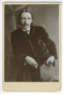 portrait photographique de Robert Louis Stevenson, fumant