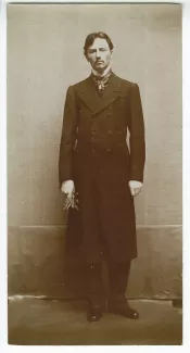 portrait photographique en pied d'Eugène Rouart, en habit, gants en mains