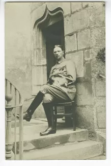 photographie-carte postale d'Eugène Rouart, assis, en uniforme militaire
