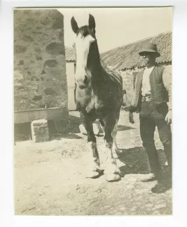 photographie d’un paysan avec un cheval, à l'école d'horticulture
