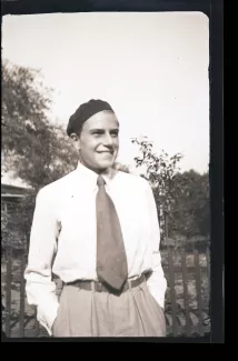 photographie d’un jeune homme, portant béret et cravate