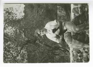 portrait photographique d'Ethel Whitehorn avec un chat, dans le jardin de la villa Les Audides