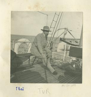 photographie de Théo Van Rysselberghe assis près du bastingage d'un bateau, au large de Douarnenez, juillet-août 1904