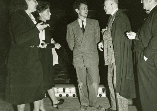 Jacqueline Heyd, Madeleine Renaud, Jean-Louis Barrault, André Gide, au théâtre Marigny lors d'une représentation du "Procès" de Franz Kafka, octobre 1947