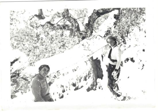 Catherine Gide (à droite) et Élisabeth Van Rysselberghe (à gauche) dans la neige, Cabris, 1939.