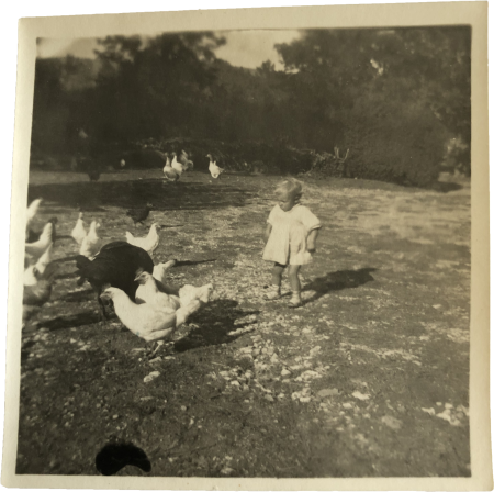 Catherine Gide avec des poules