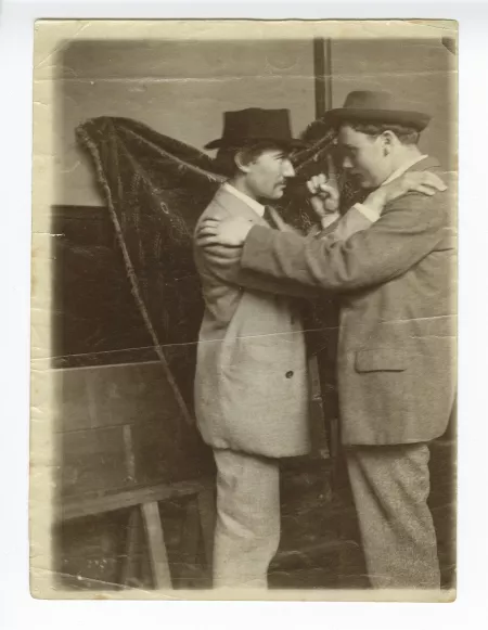 photographie d’André Gide, avec moustache et chapeau, et (Jean-)Pierre Laurens, face à face