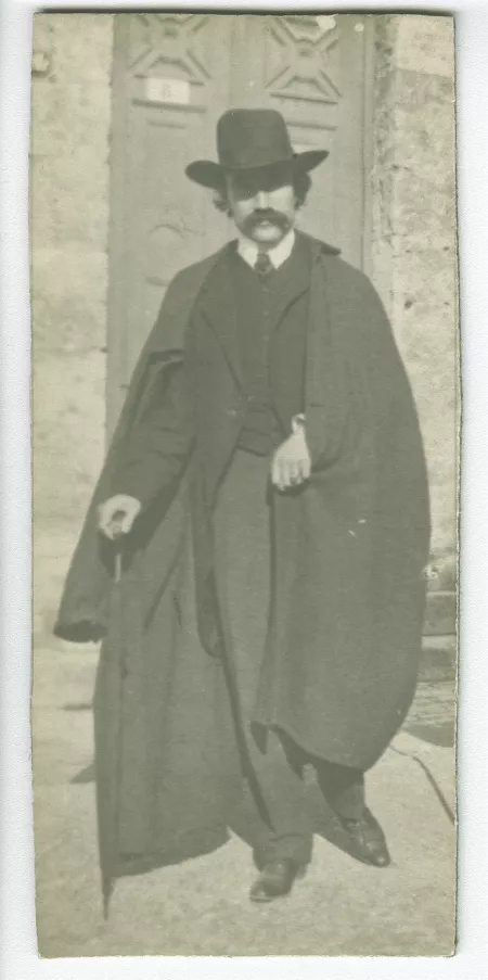 photographie d’André Gide, avec moustache, canne et chapeau, en extérieur, août 1903