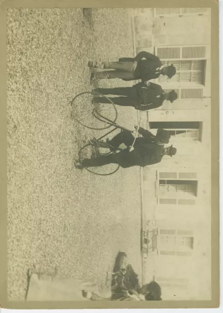 photographie montrant, de gauche à droite, une personne non identifiée, Eugène Rouart [?], André Gide sur un vélo, et Paul-Albert Laurens [?]