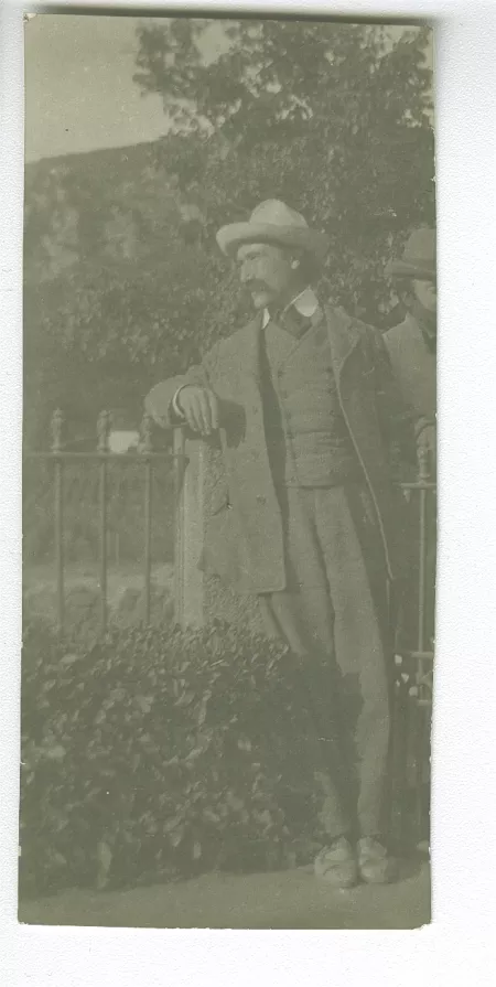 photographie d’André Gide, avec moustache et chapeau, devant le portail de la maison louée par les Van Rysselberghe à St. Brelade, août-septembre 1907