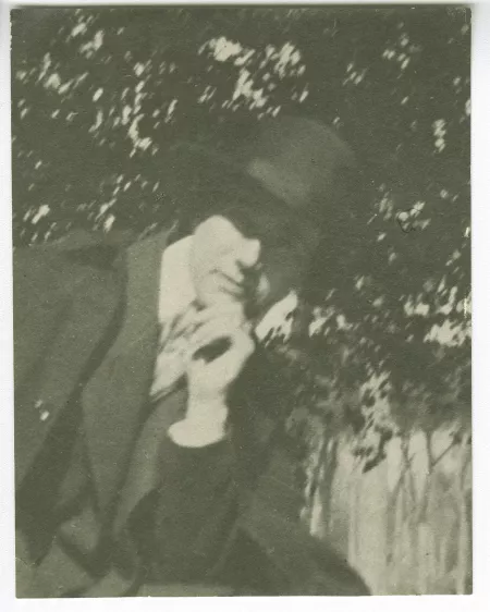 photographie d'André Gide, avec chapeau et cape, lors du voyage des Van Rysselberghe en Italie, mars-avril 1909