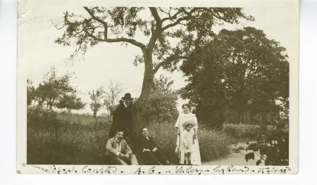 photographie d’André Gide, avec chapeau et cape, debout, Joseph Conrad, assis à gauche, sa femme Jessie Conrad et son fils John Conrad à droite, et Valery Larbaud, assis au milieu, lors du séjour de Gide dans la propriété de Conrad, juillet 1911