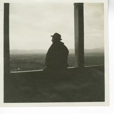 photographie d’André Gide, assis, sur le balcon d'une loggia à Brousse, en Anatolie, mai 1914