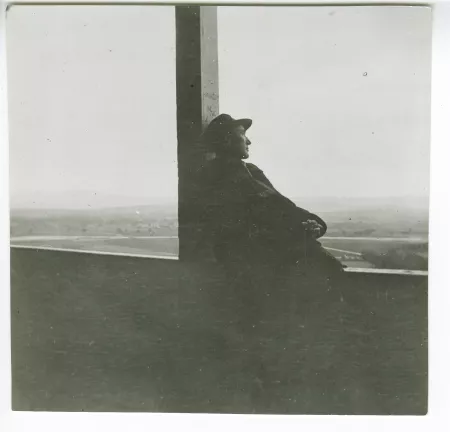 photographie d’André Gide, assis, le dos appuyé contre un pilier, sur le balcon d'une loggia à Brousse, en Anatolie, mai 1914