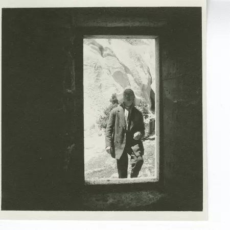 photographie d’André Gide, debout dans l’encadrement d’une porte, à Sileh, mai 1914