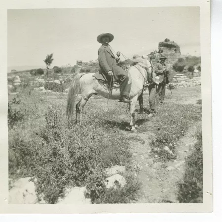 photographie d’André Gide, à cheval, et Henri Ghéon, sur le site d’Éphèse, mai 1914