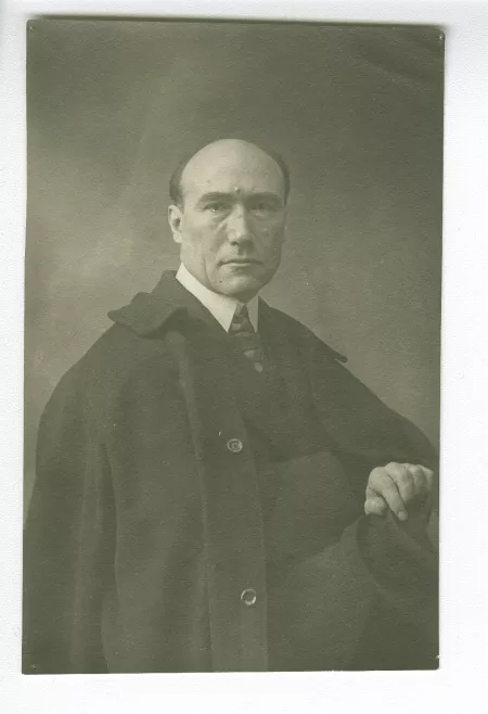 portrait photographique d’André Gide, assis, de ¾, photographie de passeport