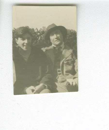 photographie d’André Gide, avec chapeau, et Marc Allégret, tous deux assis, à Garsington Manor, Oxfordshire, chez Lady Ottoline Morrell, lors de leur séjour en Angleterre, août 1920