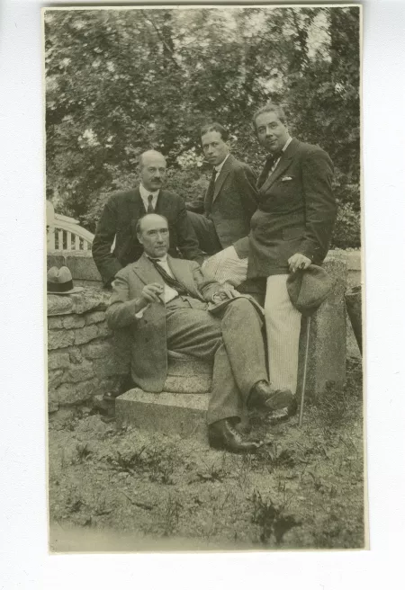 photographie de groupe avec André Gide, assis devant, fumant, et derrière, de gauche à droite, Jean Schlumberger, Jacques Rivière et Roger Martin du Gard, aux décades de Pontigny, août 1922