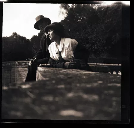 photographie d'André Gide, avec chapeau, assis sur une balustrade dans un jardin, et Élisabeth Van Rysselberghe, enceinte de Catherine Gide, janvier-février 1923