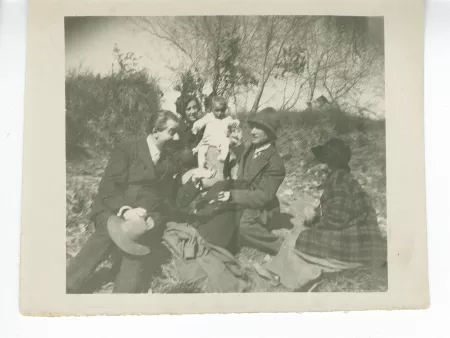 photographie montrant, de gauche à droite, Roger Martin du Gard, Ethel Whitehorn tenant Catherine Gide bébé, André Gide et Maria Van Rysselberghe, dans la campagne vers la Bastide Franco, 7 mars 1924