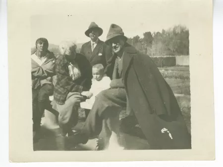 photographie montrant, de gauche à droite, Elisabeth Van Rysselberghe, Maria Van Rysselberghe, Catherine Gide bébé, Roger Martin du Gard debout derrière, et André Gide, à la Bastide Franco, mars 1924