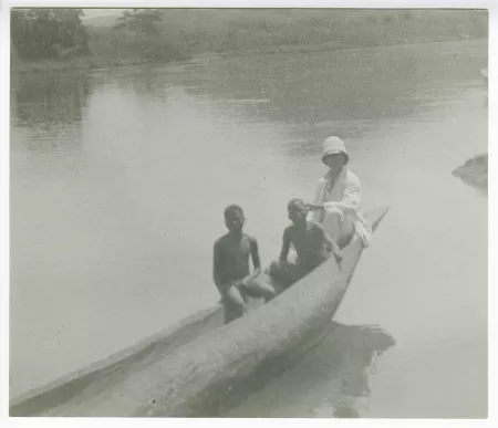 photographie d’André Gide, avec casque colonial, sur une pirogue avec deux jeunes Africains