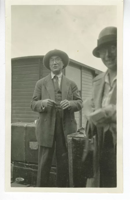 photographie d’André Gide, avec chapeau, devant un wagon, et Marguerite Glotz, une élève de Paul Desjardins, à la gare de Pontigny, août 1926