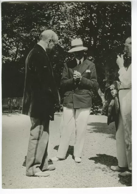 photographie d’André Gide, François Mauriac, mains jointes, et Jacques Schiffrin [?], de profil, août 1929
