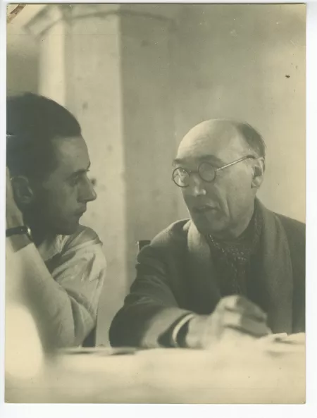 photographie d’André Gide, avec lunettes, et une autre personne