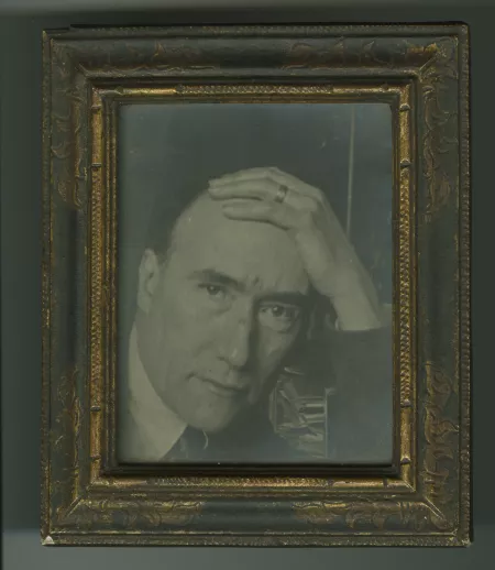portrait photographique d’André Gide, de face, main gauche sur le front, février 1925