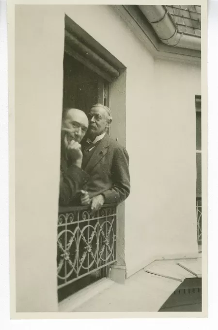 photographie d’André Gide et Edmund Gosse sur un balcon de l'Hôtel de Bourgogne, 1er mai 1928