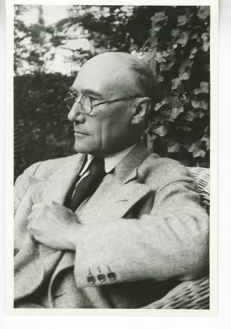 portrait photographique d’André Gide, main gauche sur le revers droit de son costume, mai 1930