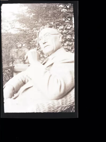 portrait photographique d'André Gide, main gauche et yeux levés, fumant, mai 1930
