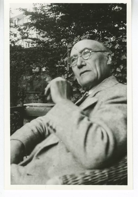 portrait photographique d'André Gide, main gauche et yeux levés, fumant, mai 1930