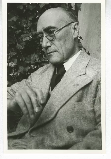portrait photographique d'André Gide, de 3/4 gauche, tête baissée, fumant, mai 1930