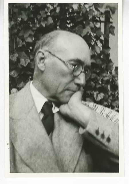 portrait photographique d'André Gide, de profil, main gauche sur le menton, mai 1930