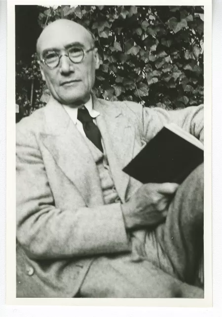 portrait photographique d'André Gide, de face, un livre dans la main droite, mai 1930