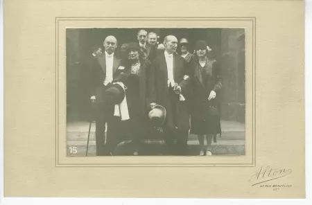 photographie d’André Gide, deuxième à droite au premier rang, au mariage d'Yves Allégret et Renée Naville le 18 mars 1929