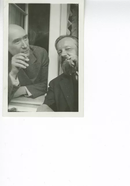 photographie d’André Gide, fumant, et Bernard Groethuysen, cigarette en bouche, juillet 1931