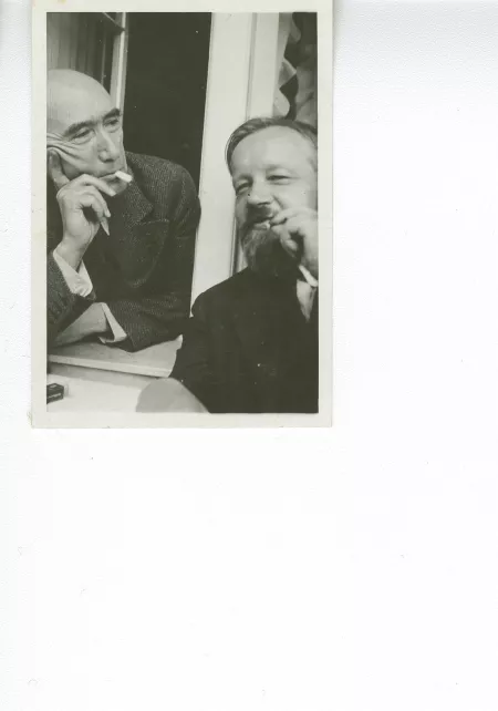 photographie d’André Gide et Bernard Groethuysen, tous deux cigarette en bouche, juillet 1931