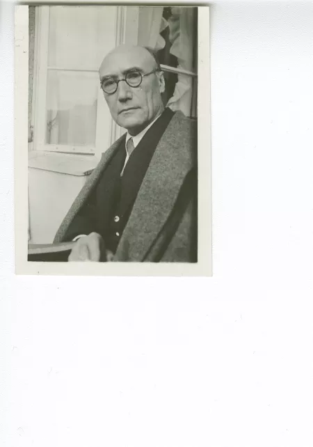 portrait photographique en buste d'André Gide, regardant l'objectif, avec lunettes, juillet 1931