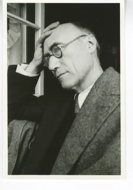 portrait photographique en buste d'André Gide, de ¾ gauche, avec lunettes, la main droite sur le front, juillet 1931