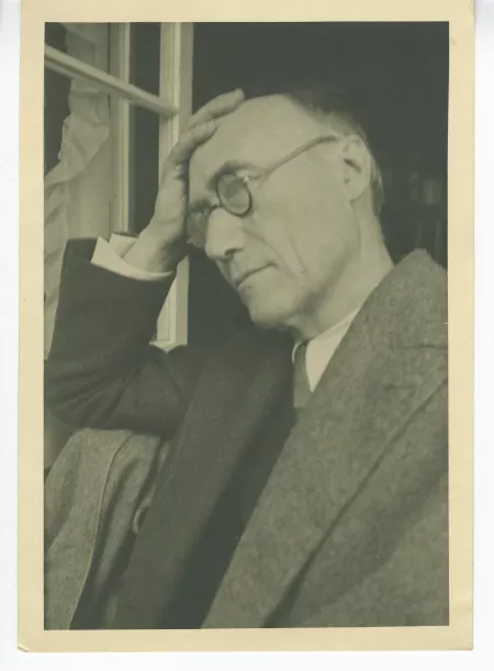 portrait photographique en buste d'André Gide, de ¾ gauche, avec lunettes, la main droite sur le front, juillet 1931