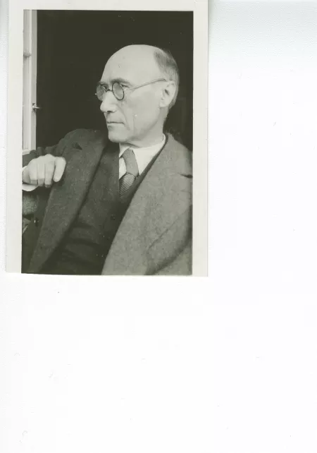 portrait photographique en buste d'André Gide, de ¾ gauche, avec lunettes, la main droite au niveau du revers de veste, juillet 1931