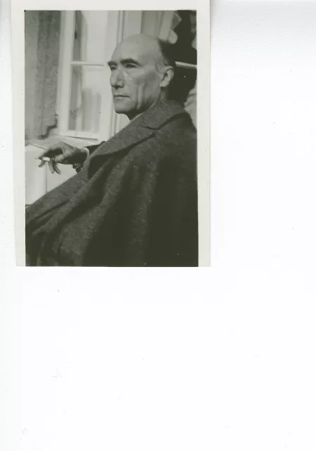 portrait photographique en buste d'André Gide, de ¾ gauche, fumant, la tête tournée vers la gauche, juillet 1931
