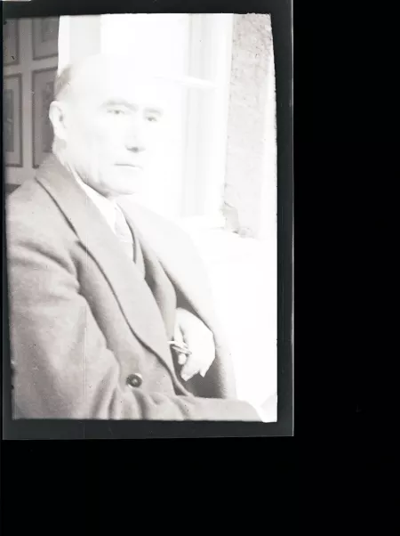 portrait photographique en buste d'André Gide, de ¾ droit, tenant ses lunettes dans la main gauche, juillet 1931